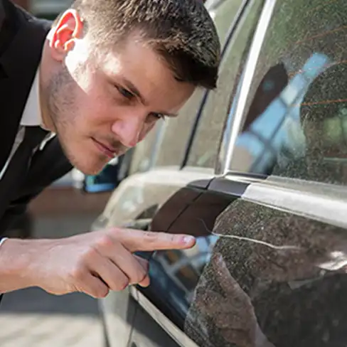 Großer Kratzer am Auto