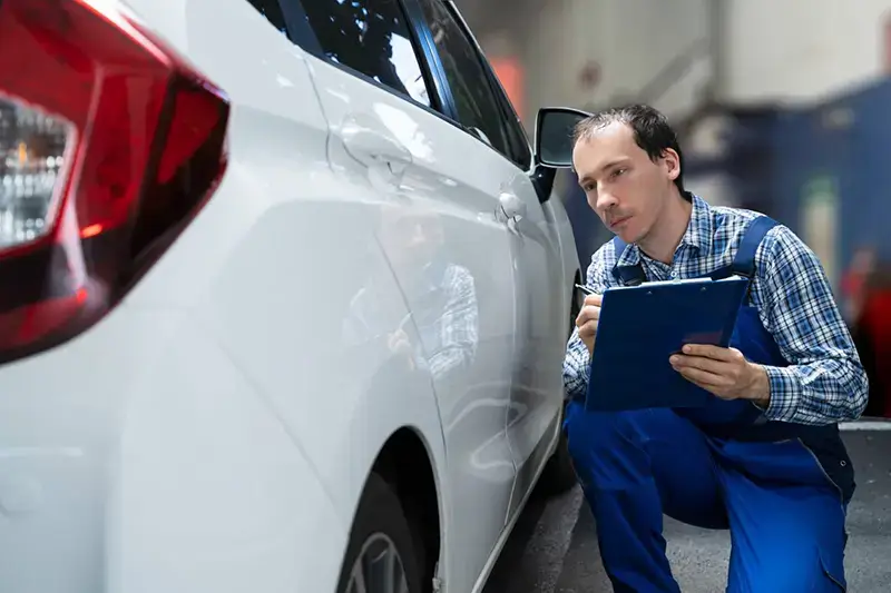 Autolack wird geprügt
